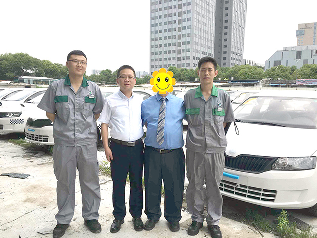 Equipo de servicio de campo por autos de la compañía