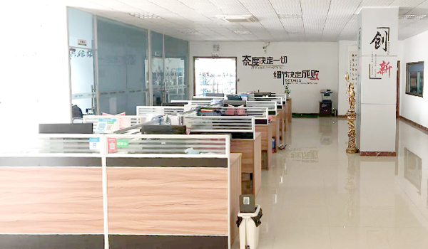 Espacio de oficina moderno con estaciones de trabajo