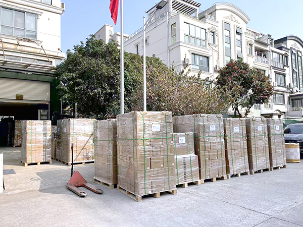 Productos paletizados listos para el envío fuera del almacén