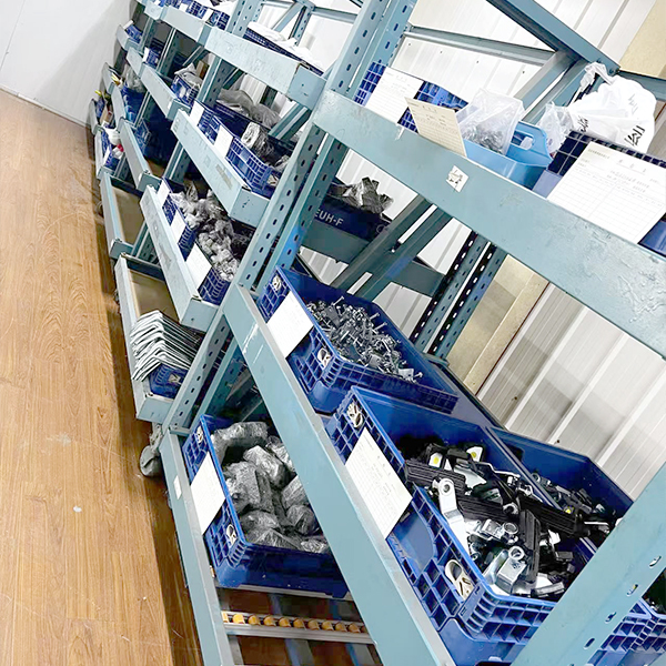 Estantes de almacenamiento de piezas organizadas con contenedores azules