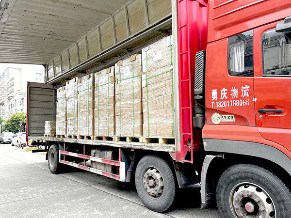 Productos empaquetados de carga de camión de reparto rojo