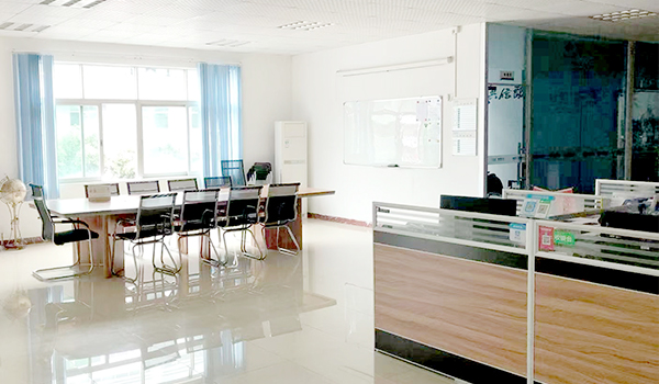 Sala de reuniones profesionales de ACAR con mesa de conferencia